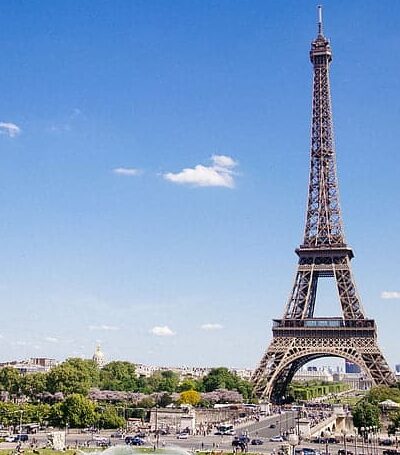 Ranskan Pariisissa Eiffel-torni kohoaa sinistä taivasta vasten