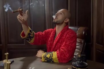 Andrew Tate polttaa sikaria räväkkä Versacen aamutakki päällään