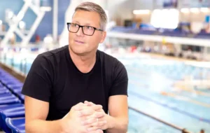 Jani Sievinen altaan laidalla silmälasit päässään