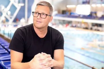 Jani Sievinen altaan laidalla silmälasit päässään