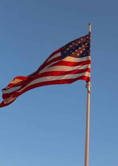 Yhdysvaltojen lippu liehuu sinistä taivasta vasten