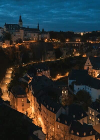 Luxembourg kauniissa iltavalaistuksessa