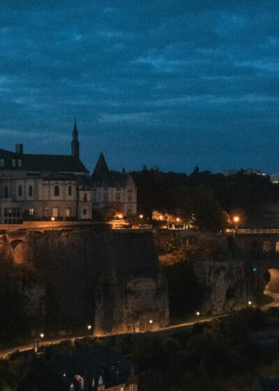 Luxembourg kauniissa iltavalaistuksessa