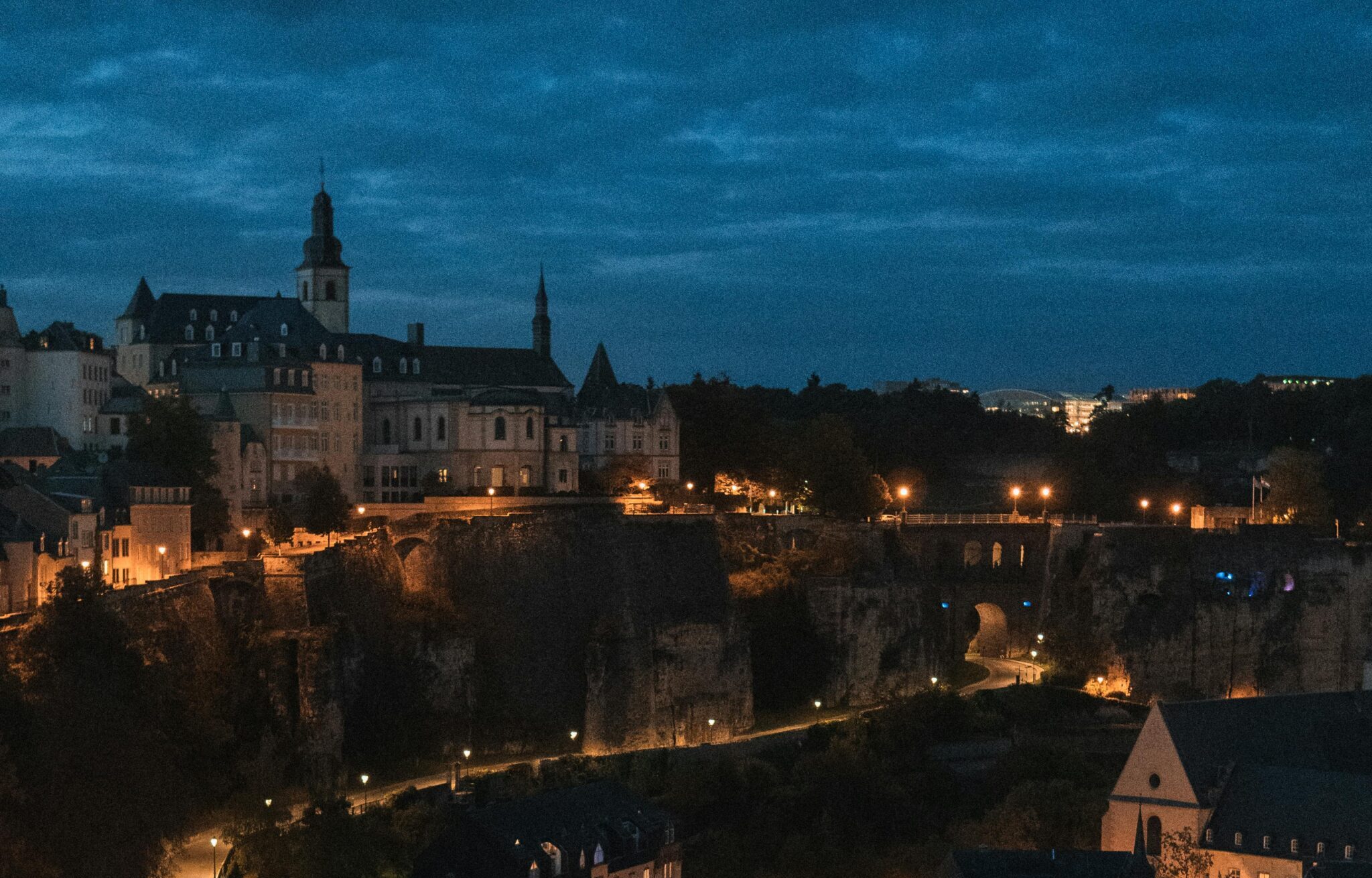 Luxembourg kauniissa iltavalaistuksessa