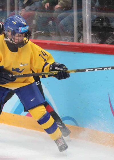 Jääkiekkoottelussa Ruotsin maajoukkuepaidassa pelaaja nostaa mailaa