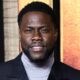 Kevin Hart poseeraa punaisella matolla