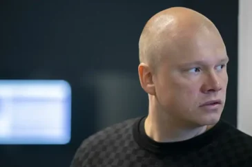 Ilari Sahamies tuijottaa olkansa yli vasemmalle puolelle