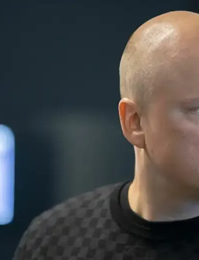 Ilari Sahamies tuijottaa olkansa yli vasemmalle puolelle