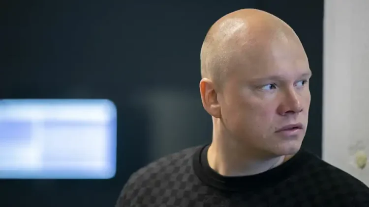 Ilari Sahamies tuijottaa olkansa yli vasemmalle puolelle