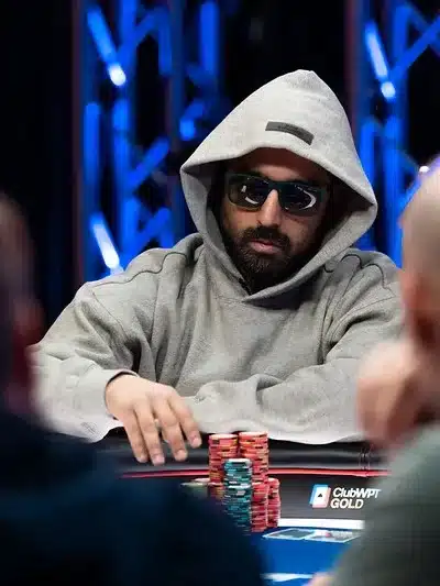 Pokerinpelaaja Soheb Porbandarwala ylivoimaisessa johdossa WPT World Championshipin finaalipöytään, istuu pöydässä huppu päässään