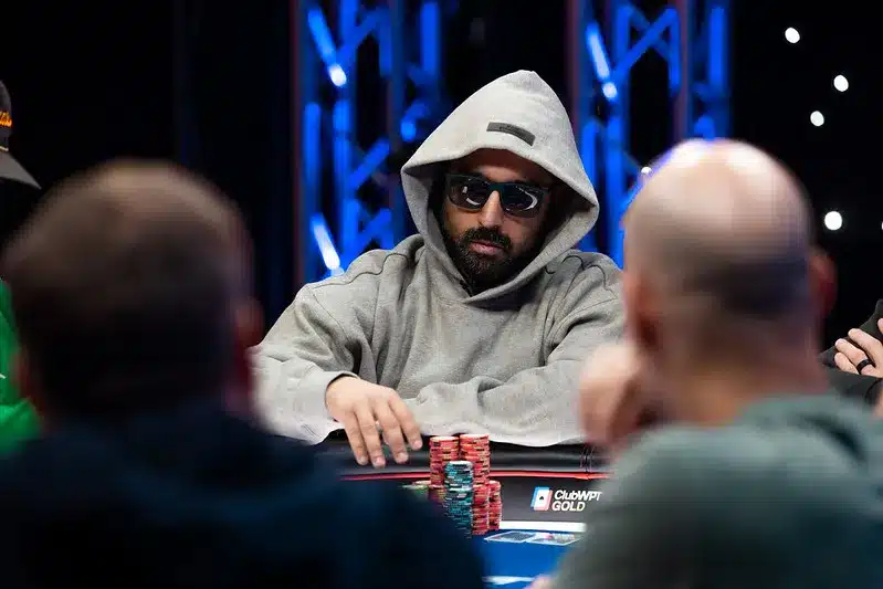 Pokerinpelaaja Soheb Porbandarwala ylivoimaisessa johdossa WPT World Championshipin finaalipöytään, istuu pöydässä huppu päässään
