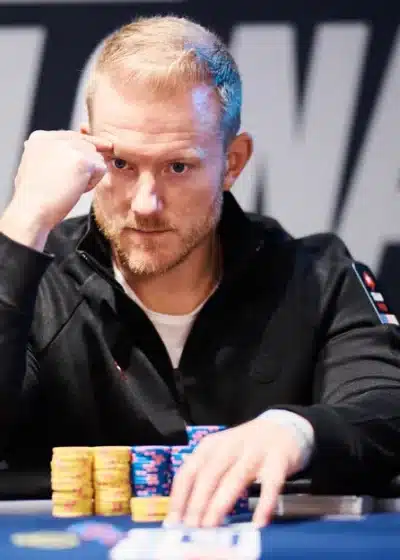Jason Koon pokeripöydässä. Koon on yksi kolmesta yli 70 miljoonaa live-pokerissa tienanneesta pelaajasta.