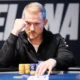 Jason Koon pokeripöydässä. Koon on yksi kolmesta yli 70 miljoonaa live-pokerissa tienanneesta pelaajasta.