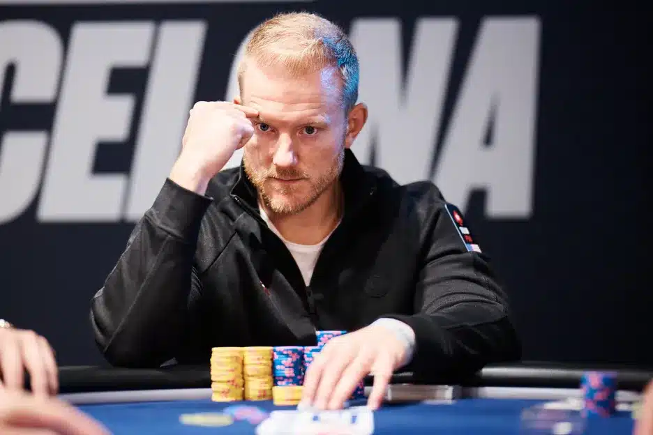 Jason Koon pokeripöydässä. Koon on yksi kolmesta yli 70 miljoonaa live-pokerissa tienanneesta pelaajasta.