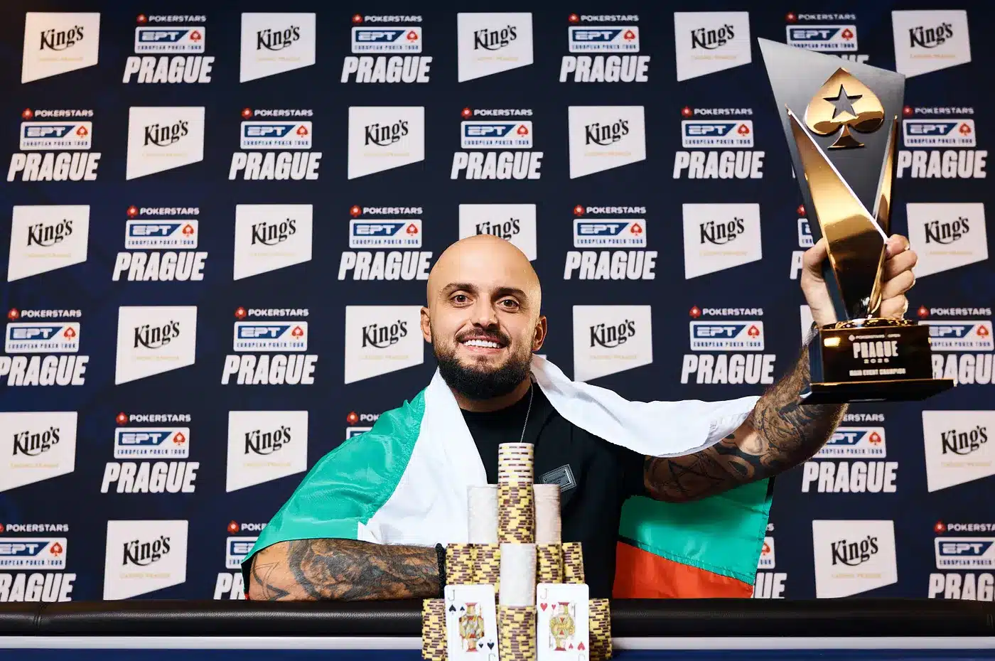 Yulian Bogdanov heiluttelee pokaalia