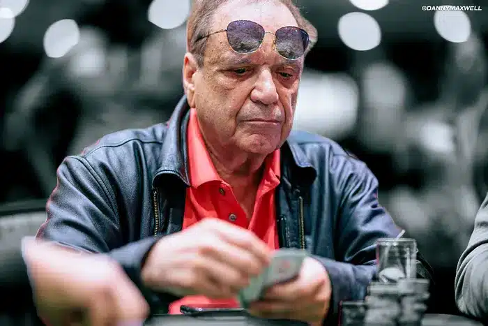 John Cernuto pokeripöydän ääressä punaisessa paidassa ja sinisessä takissa. Cernuto menehtyi 2025.