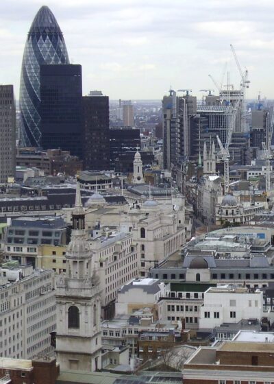 Lontoon skyline harmaana