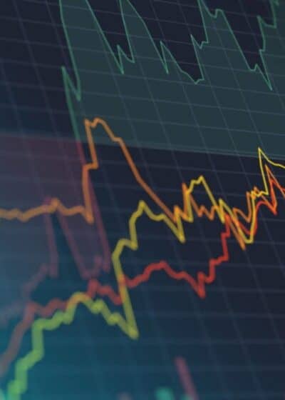 Osakekurssien käyrä vihreänä, punaisena ja keltaisena