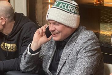 Ilari Sahamies istuu pokeripöydässä ja puhuu puhelimeen