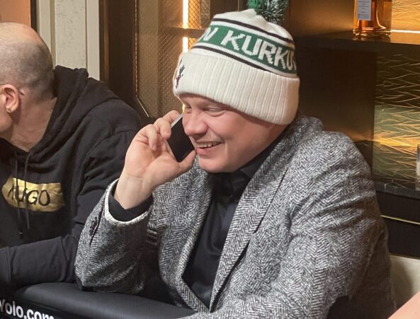Ilari Sahamies istuu pokeripöydässä ja puhuu puhelimeen