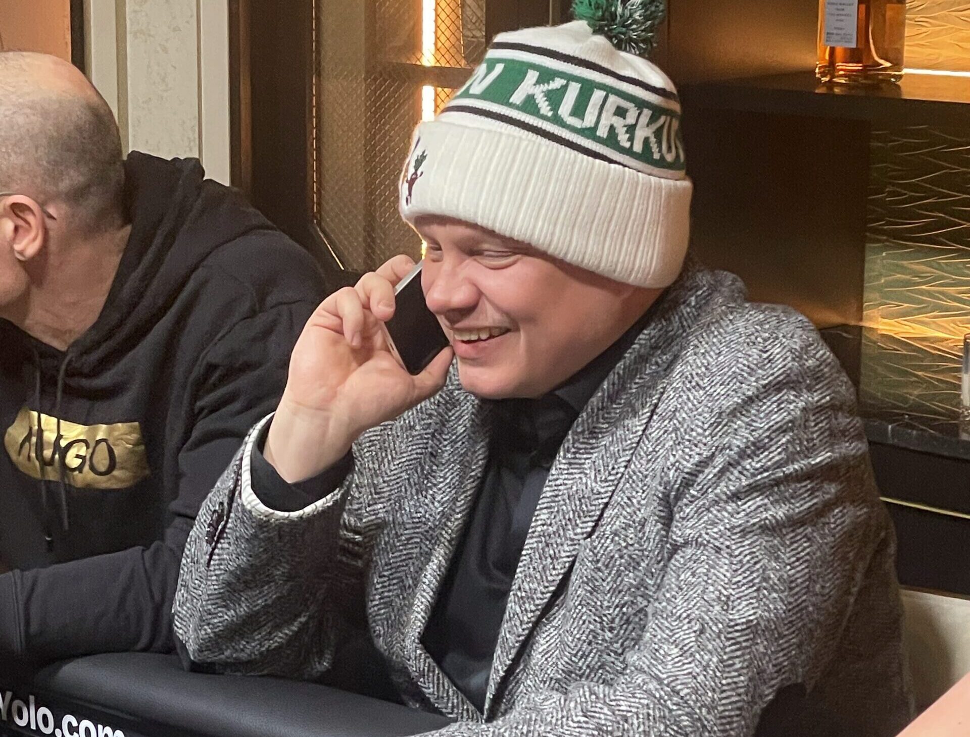 Ilari Sahamies istuu pokeripöydässä ja puhuu puhelimeen