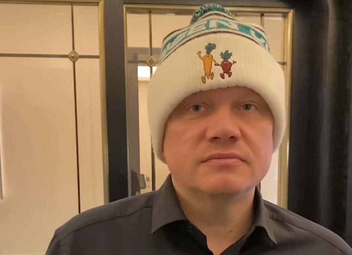 Ilari Sahamies pipo päässä Bombay Casinolla Tallinnassa.