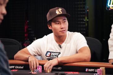 Ethan "Rampage" Yau pokeripöydässä lippis päässään ja valkoisessa T-paidassa