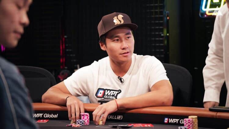 Ethan "Rampage" Yau pokeripöydässä lippis päässään ja valkoisessa T-paidassa