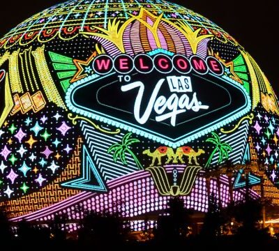 Kuvassa on Las Vegas sphere, jossa paljon värejä. Kuva otettu yöllä, sillä on pimeää ja spheren värit loistavat kirkkaana