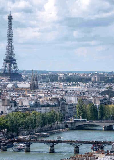 Eiffel-torni Pariisissa Seine-joen rannoilla, missä pelataan myös pokeriturnaus EPT Pariisi