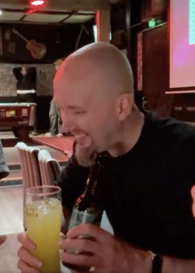 Särki, Basisti ja Aasi riihimäkeläisessä baarissa nettipokeri ©Raflan merkeissä