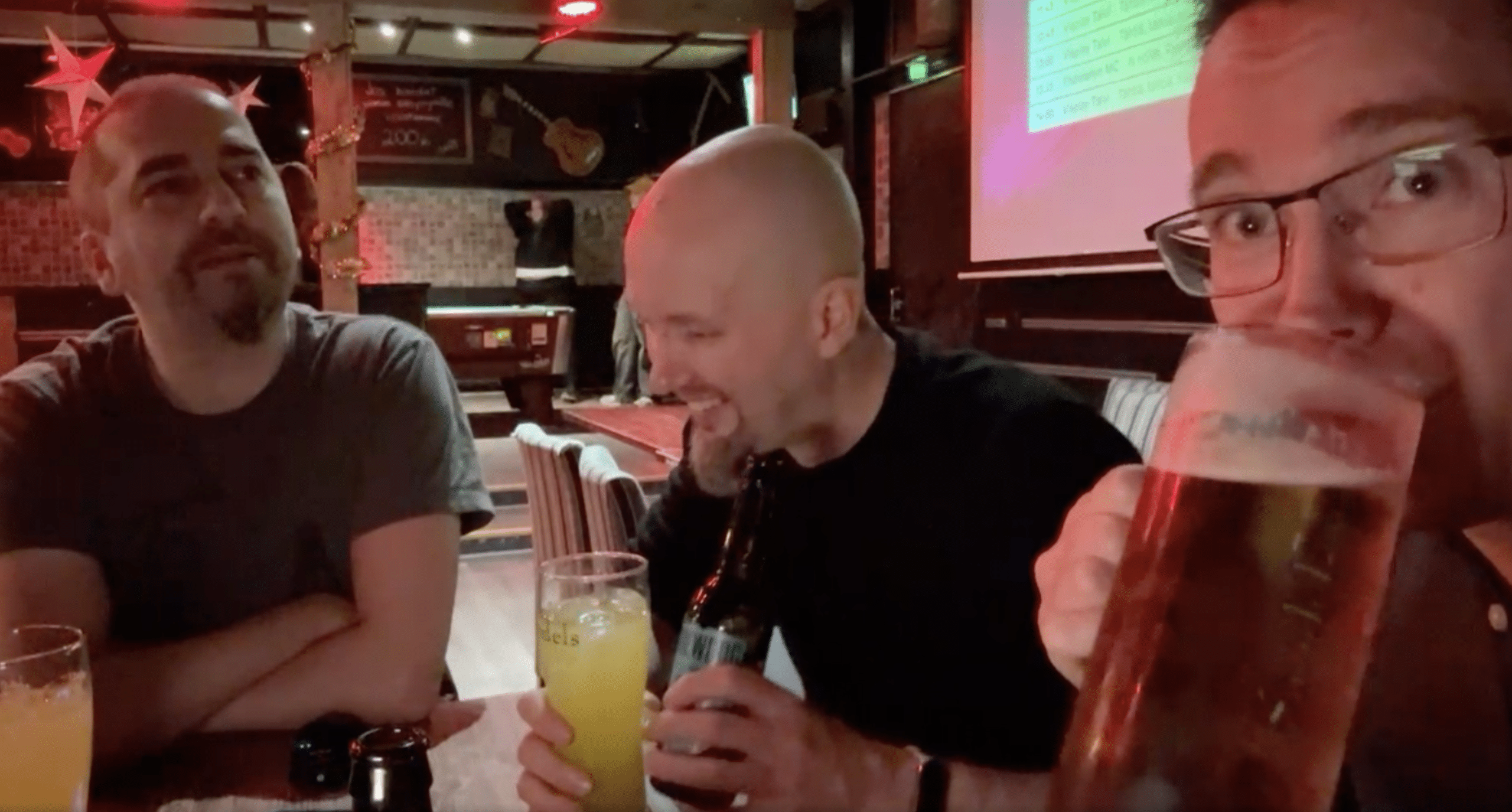 Särki, Basisti ja Aasi riihimäkeläisessä baarissa nettipokeri ©Raflan merkeissä