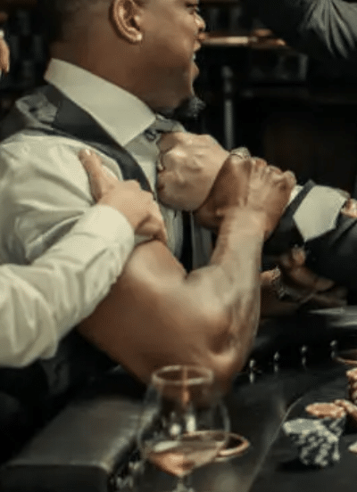 Tappelu pokeripöydässä, pelaajat toistensa kurkuissa kiinni