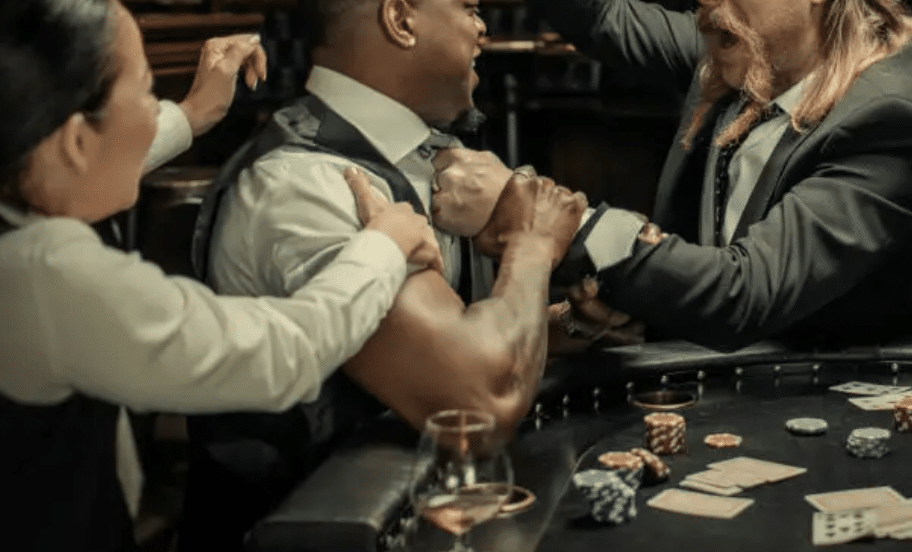 Tappelu pokeripöydässä, pelaajat toistensa kurkuissa kiinni
