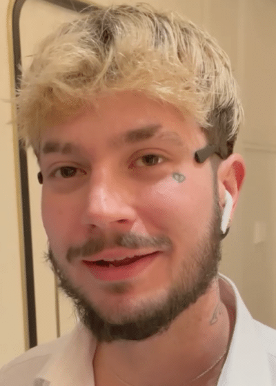 Striimaja Pulliksella on blondatut hiukset, musta parta ja paljon tatuointeja.