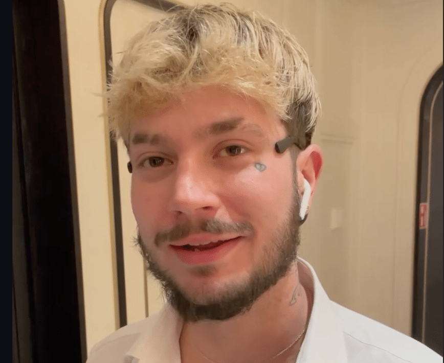 Striimaja Pulliksella on blondatut hiukset, musta parta ja paljon tatuointeja.