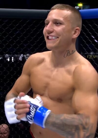 Theo Kolehmainen virnuilee vapaaottelukehässä ilman paitaa