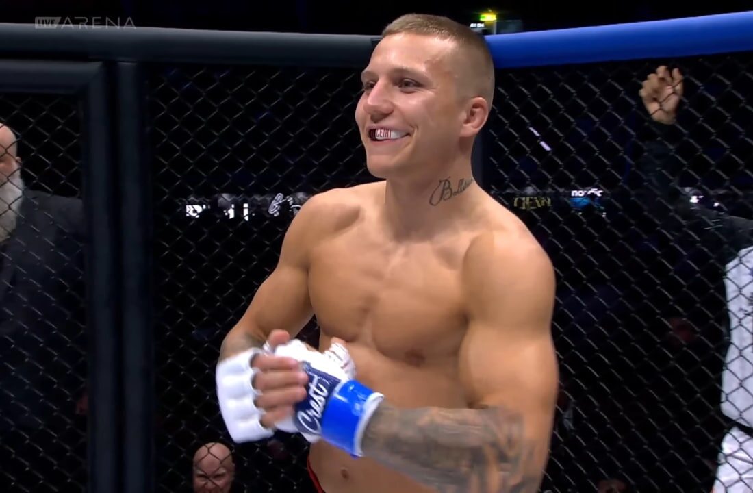 Theo Kolehmainen virnuilee vapaaottelukehässä ilman paitaa