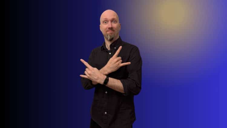 Pokerinpelaaja Markus "Muuvipeikko" Ylänne näyttämässä rokkimerkkejä sinistä taustaa vasten