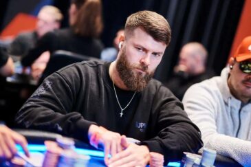 Toni Kaukua on suomalainen parrakas pokerinpelaaja, joka istuu livepokeripöydässä merkkipinon keskellä