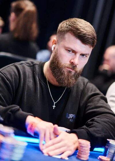 Toni Kaukua on suomalainen parrakas pokerinpelaaja, joka istuu livepokeripöydässä merkkipinon keskellä