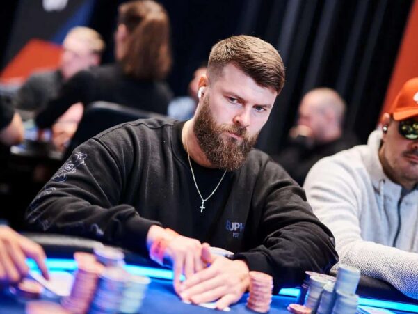 Toni Kaukua on suomalainen parrakas pokerinpelaaja, joka istuu livepokeripöydässä merkkipinon keskellä