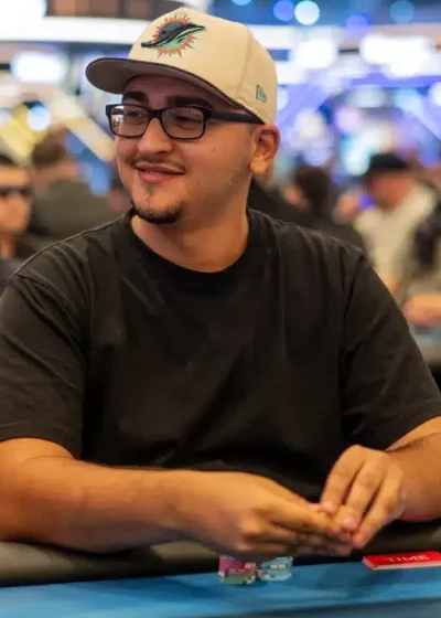 Paul Mizrachi pokeriplydässä lippalakissa ja T-paidassa. Paul on WSOP-legenda Michael Mizrachin poika.