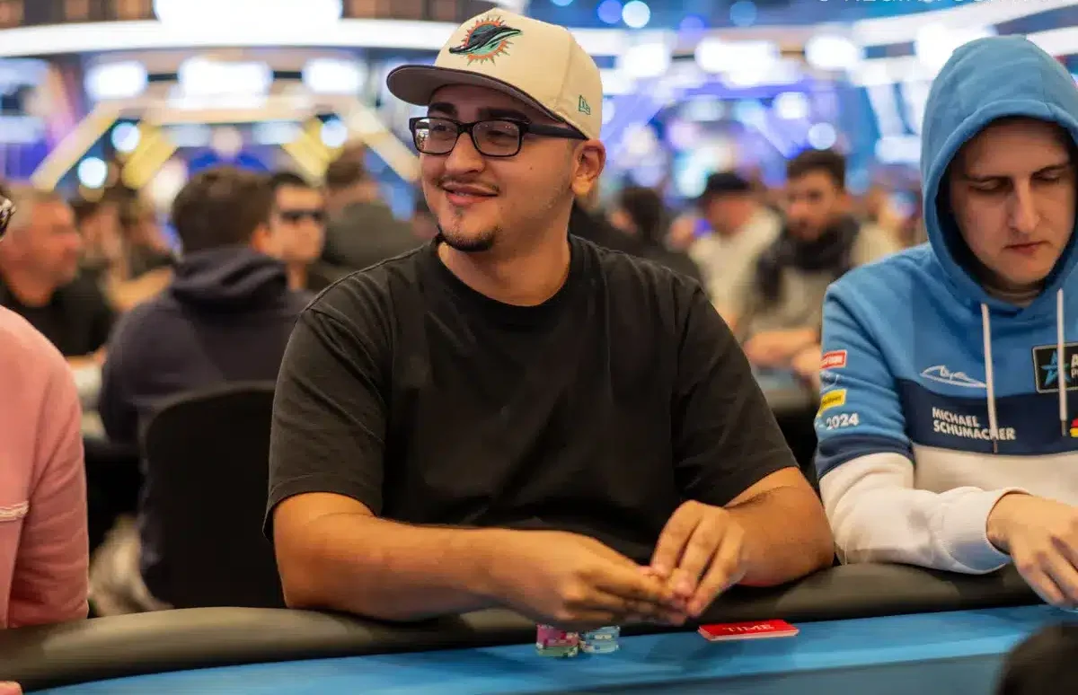 Paul Mizrachi pokeriplydässä lippalakissa ja T-paidassa. Paul on WSOP-legenda Michael Mizrachin poika.