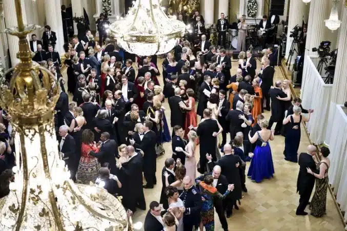 Linnan juhlat parvelta kuvattuna tanssisaliin