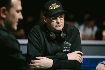 Phil Hellmuth vakana pokeripöydän ääressä