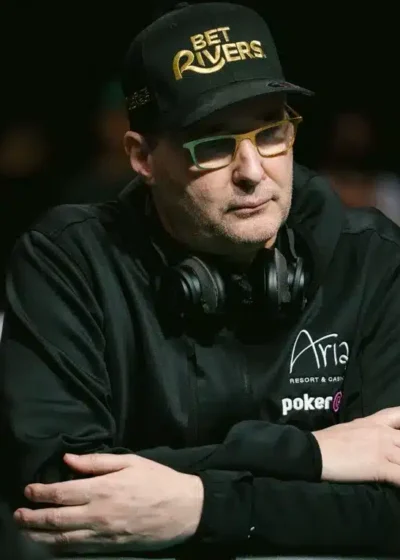 Phil Hellmuth vakana pokeripöydän ääressä