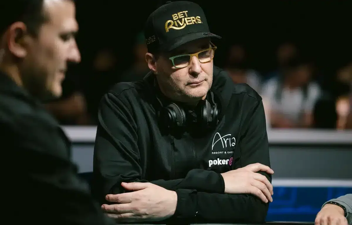 Phil Hellmuth vakana pokeripöydän ääressä