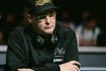 Phil Hellmuth vakana pokeripöydän ääressä