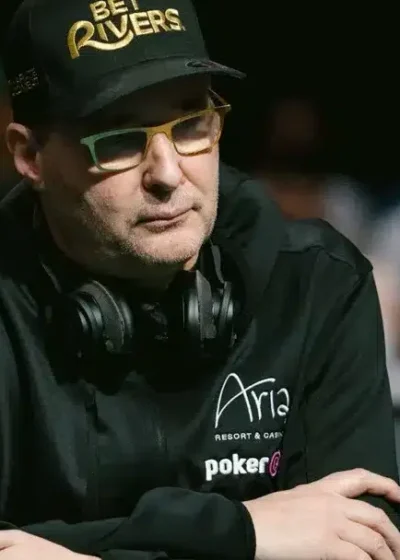 Phil Hellmuth vakana pokeripöydän ääressä